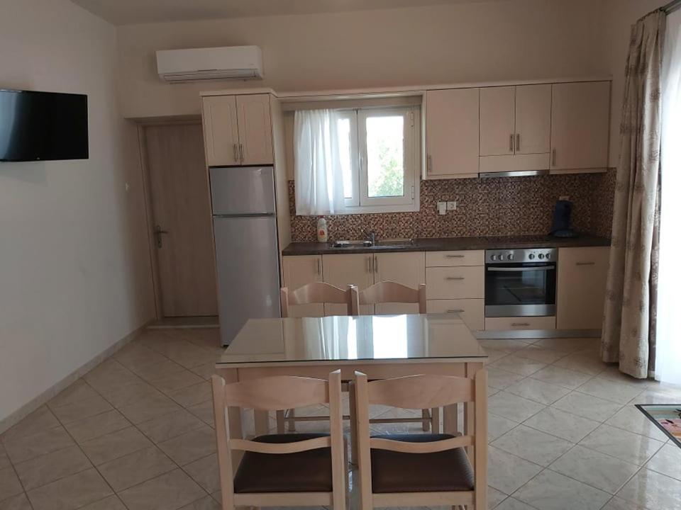 Konstantinos Apartments Ammoudia Chambre photo
